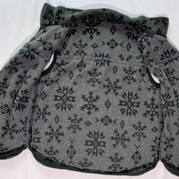 UNIQUE Handmade Sleeveless Fleece Jacket - Picture 8 of 8